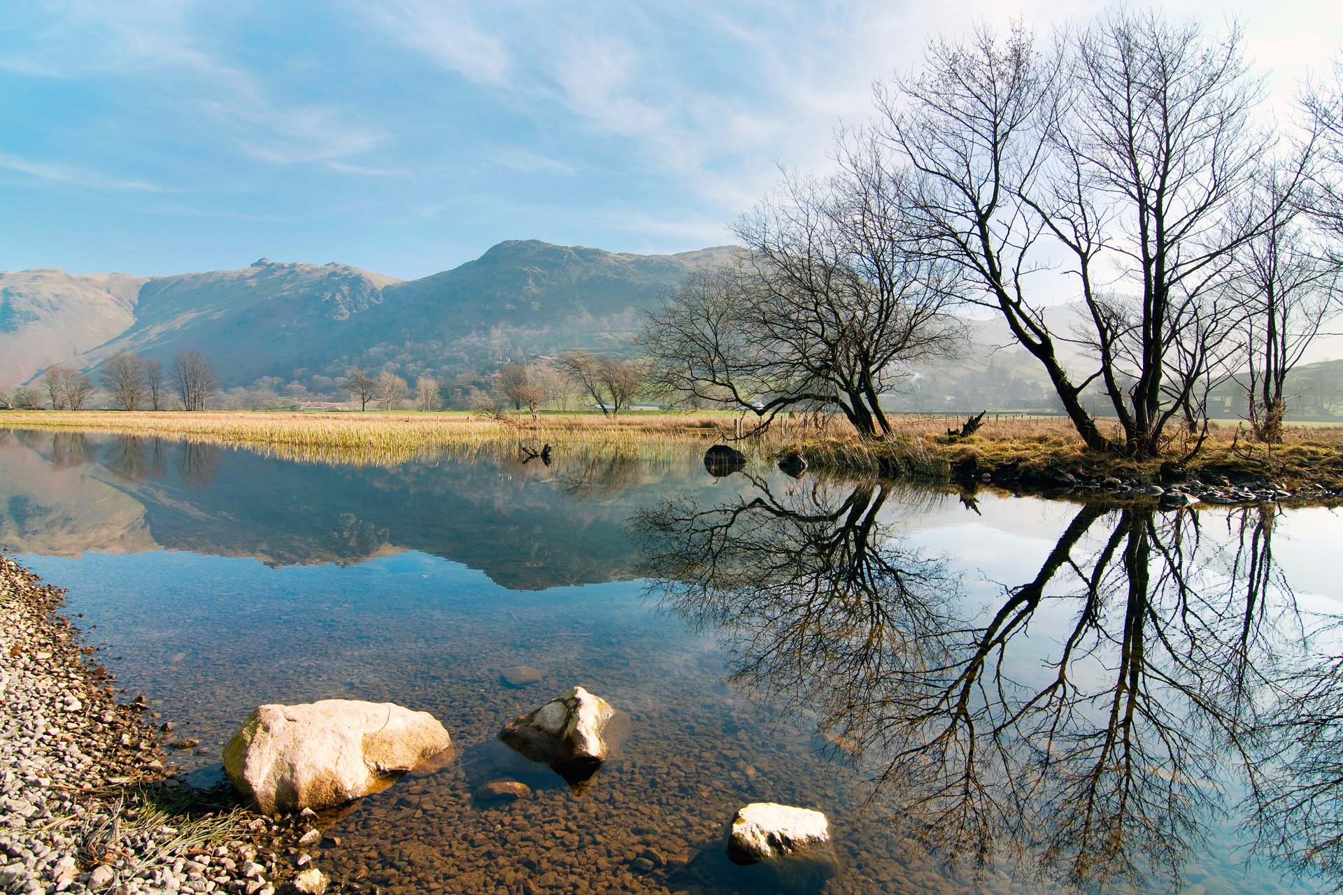 nature printemps montagnes collines rivière pierres arbres réflexion