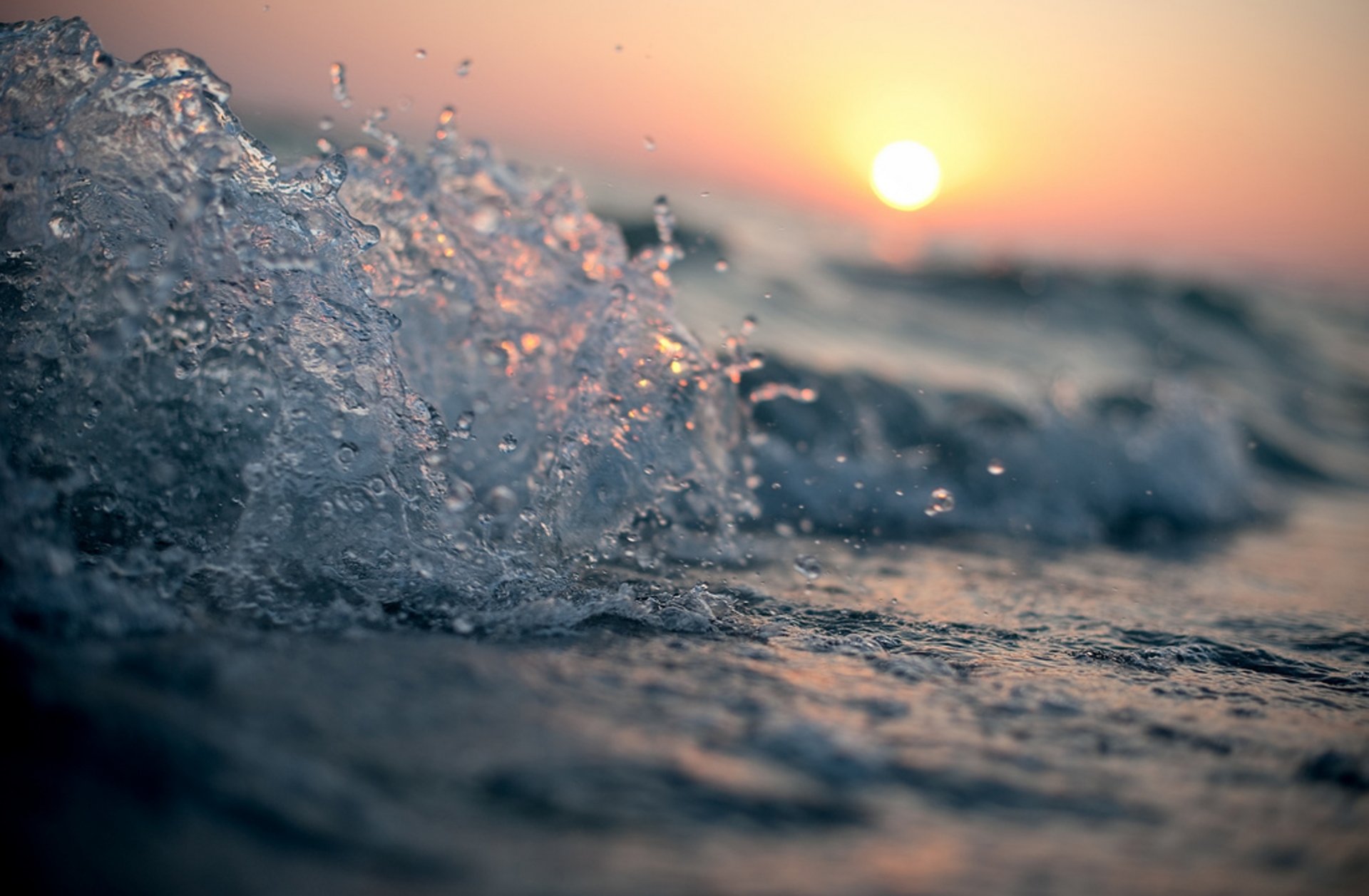 mer vague eau gouttes soleil coucher de soleil gros plan