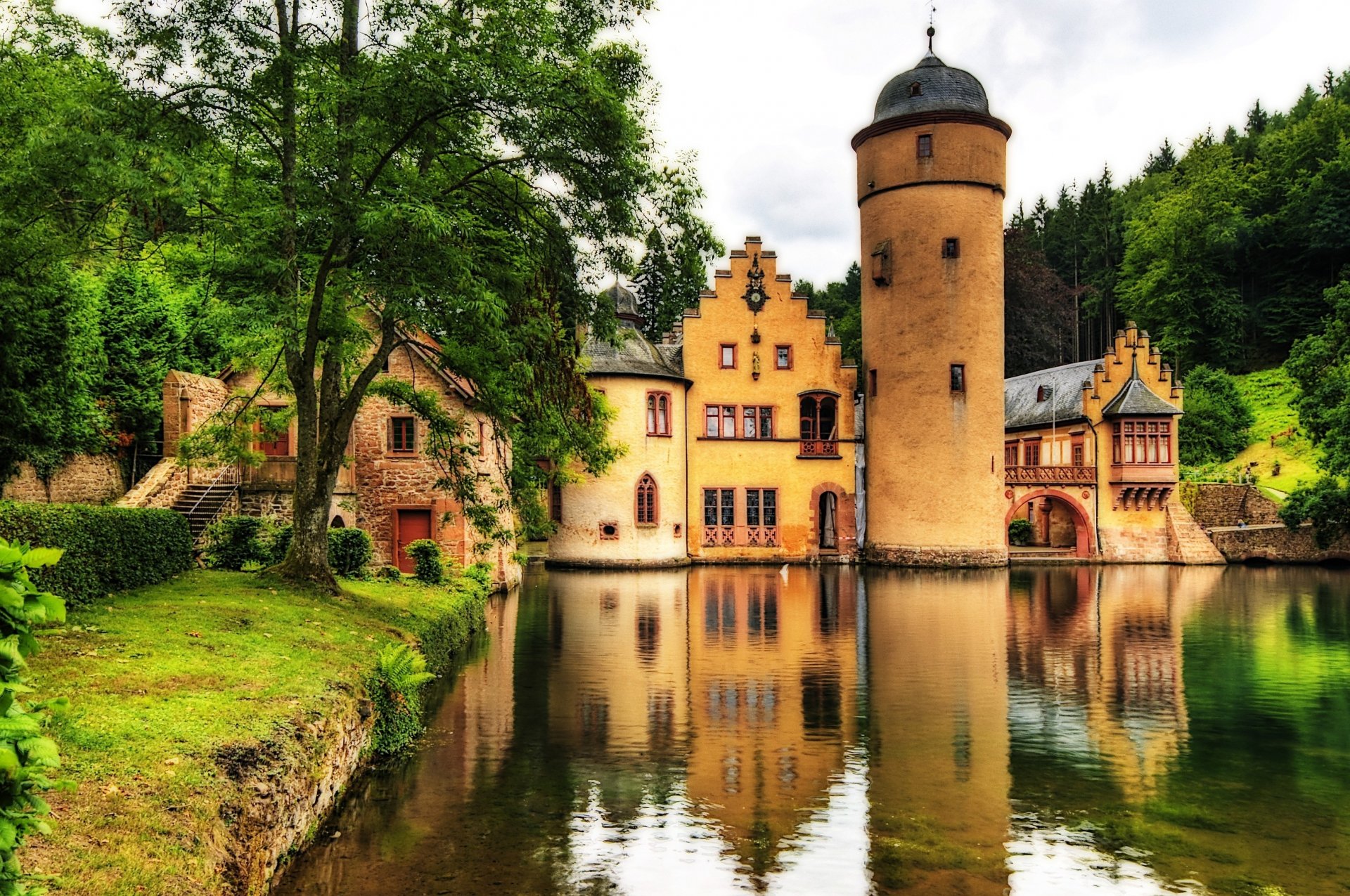 schloss schloss mespelbrunn deutschland wasser see turm bäume landschaft landschaft