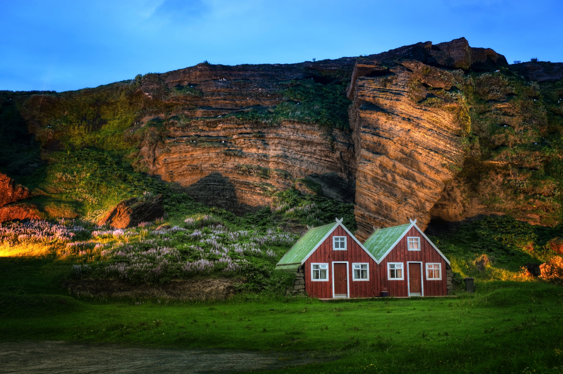 islandia montaña roca cabaña cabaña luz noche crepúsculo