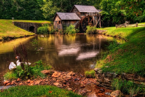 Paysage avec un vieux moulin à eau