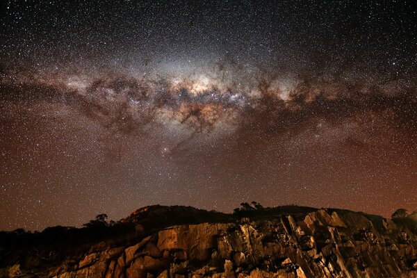 Rocas nocturnas en el fondo de la vía láctea