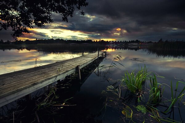 Brücke am See in der Abenddämmerung