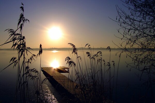 Sonnenuntergang bei wolkenlosem Himmel am See