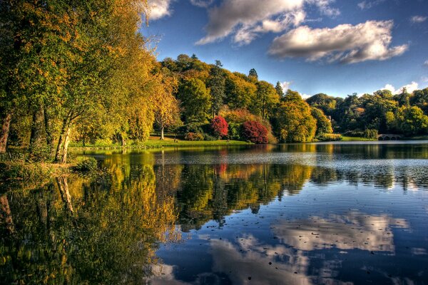 Herbstpark mit See am Nachmittag