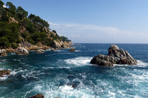 Das Wasser im Meer schlägt auf Felsen