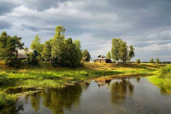 Домик в деревне на берегу реки