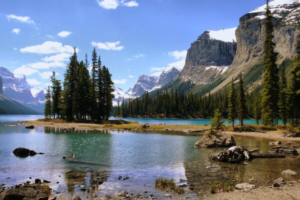 Île dans les montagnes du Canada