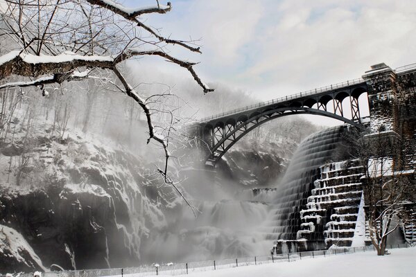 Puente de invierno en la mañana