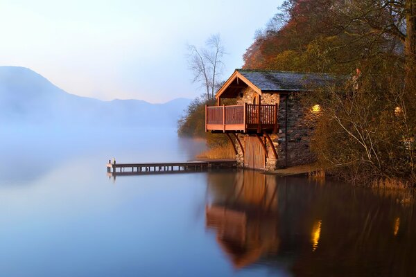 Brumoso amanecer en el lago