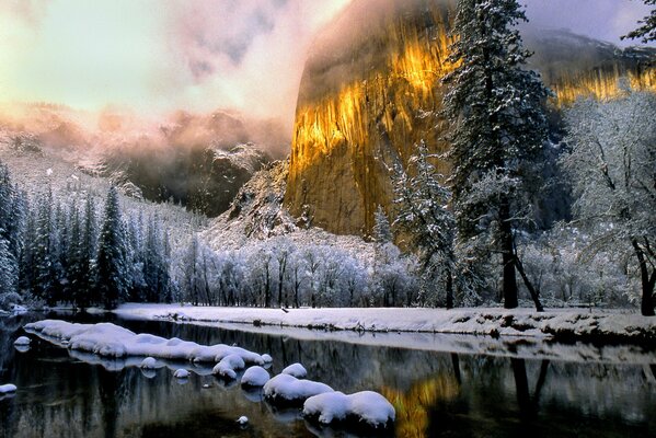 Paisaje invernal junto al río de montaña