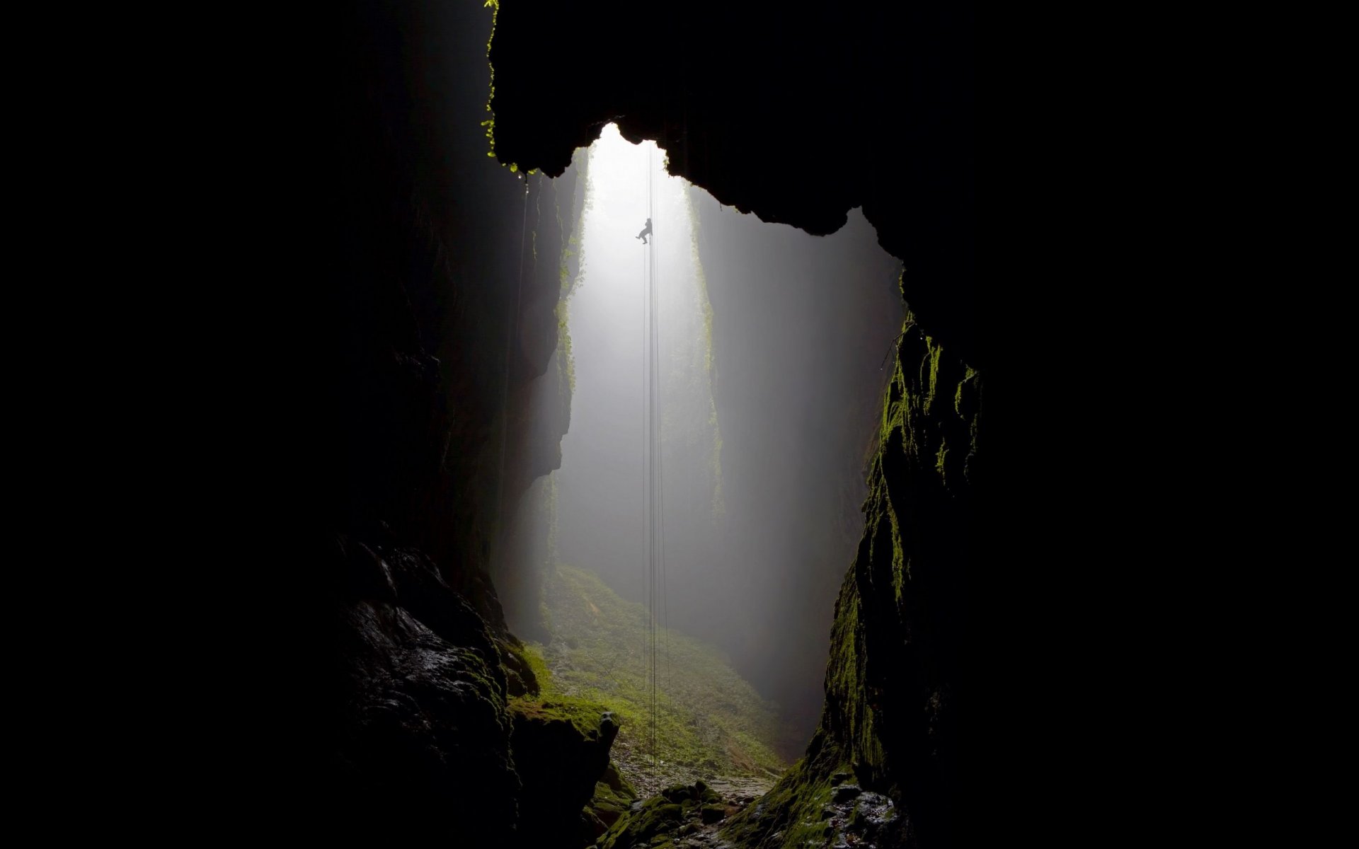 roca cueva oscuridad superficie musgo humedad altura profundidad tamaño espeleólogo