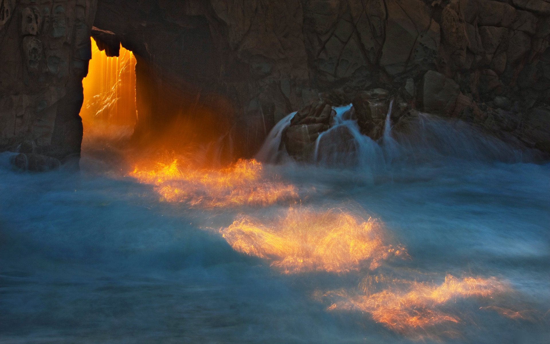 natur felsen felsen wasser ufer spritzer wellen strahlen licht meer ozean bogen bögen stein steine höhle höhlen