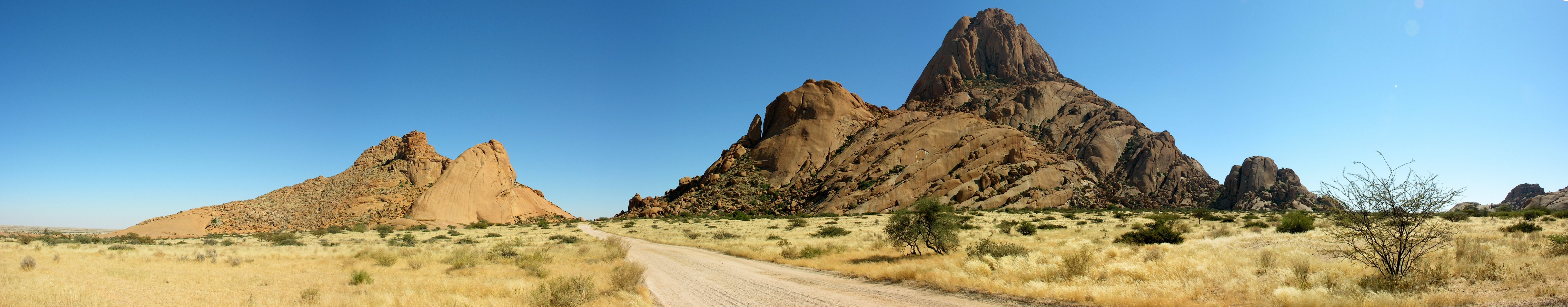 désert sable route nature afrique arbres herbe buissons paysage montagnes roches pierres ciel savane panorama photo namibie afrique du sud