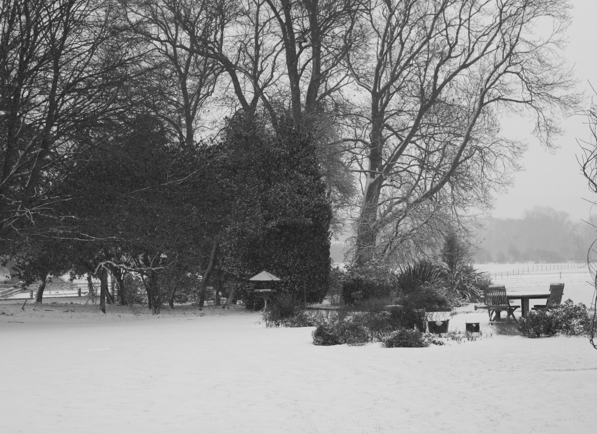 winterdecke winter spielplatz tisch stühle schnee bäume schönheit