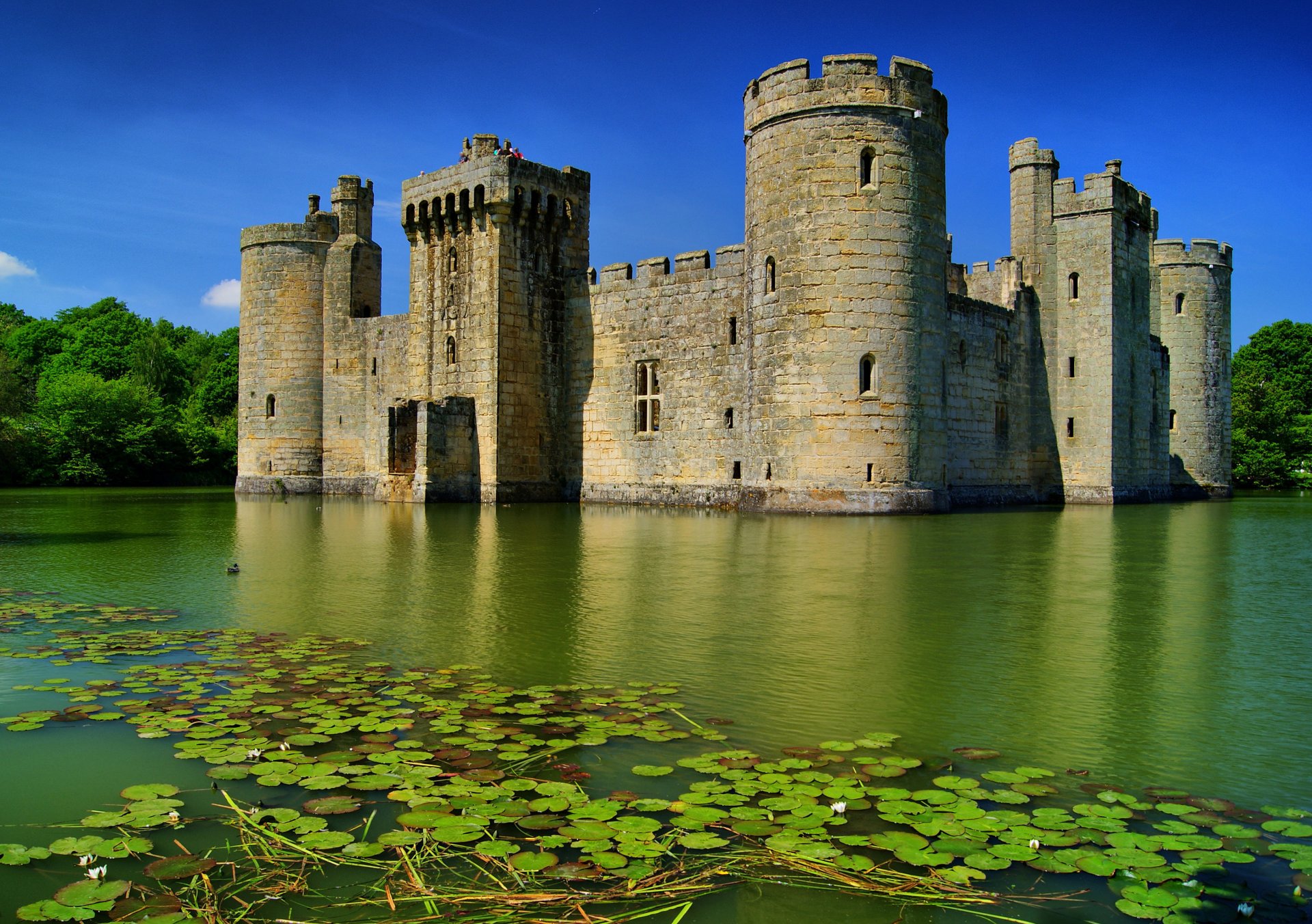 inghilterra castello bodiam lago acqua estate foresta alberi fossato torri cielo