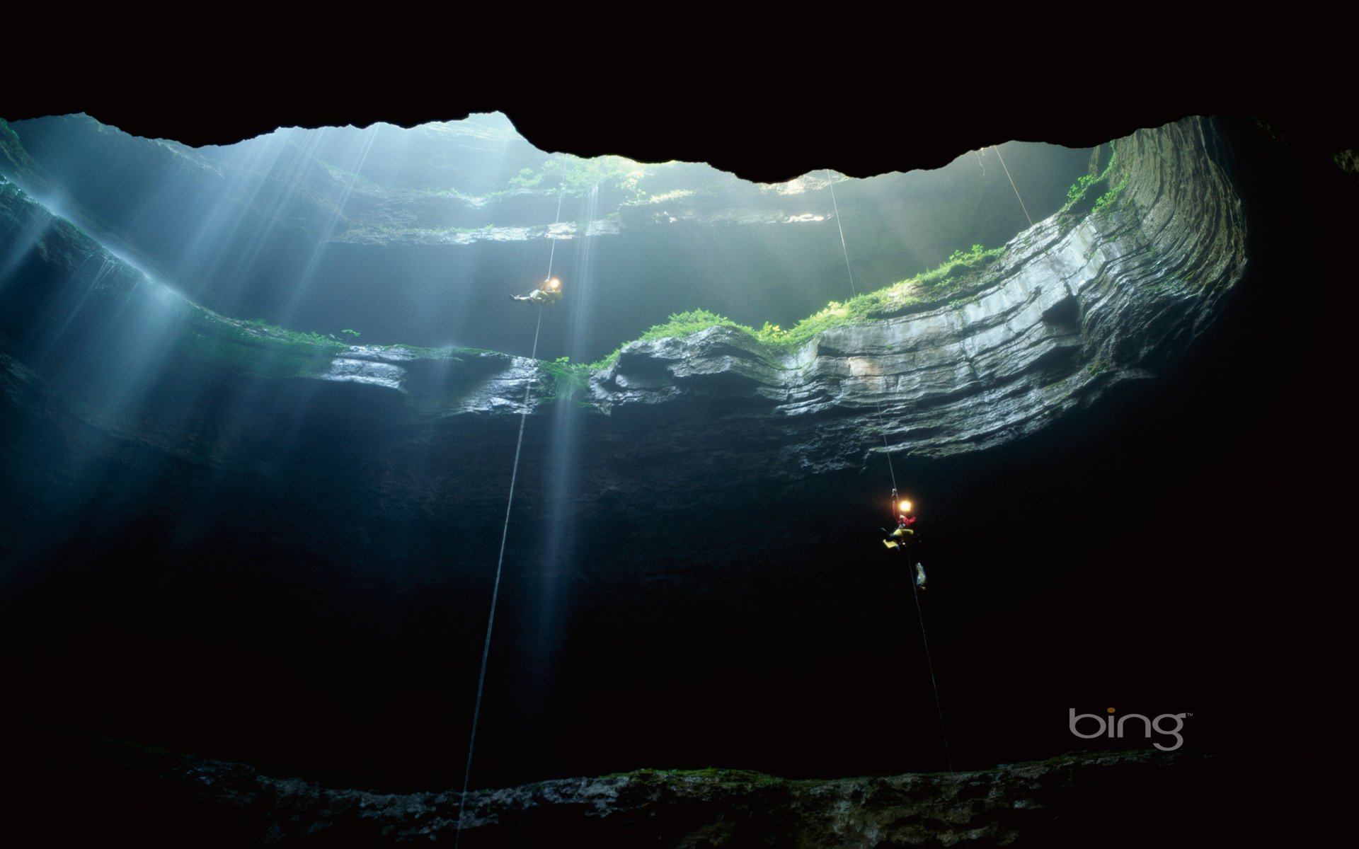 grotte obscurité mousse personnes nouveau profondeur verdure lumière faisceau lanterne descente roche altitude