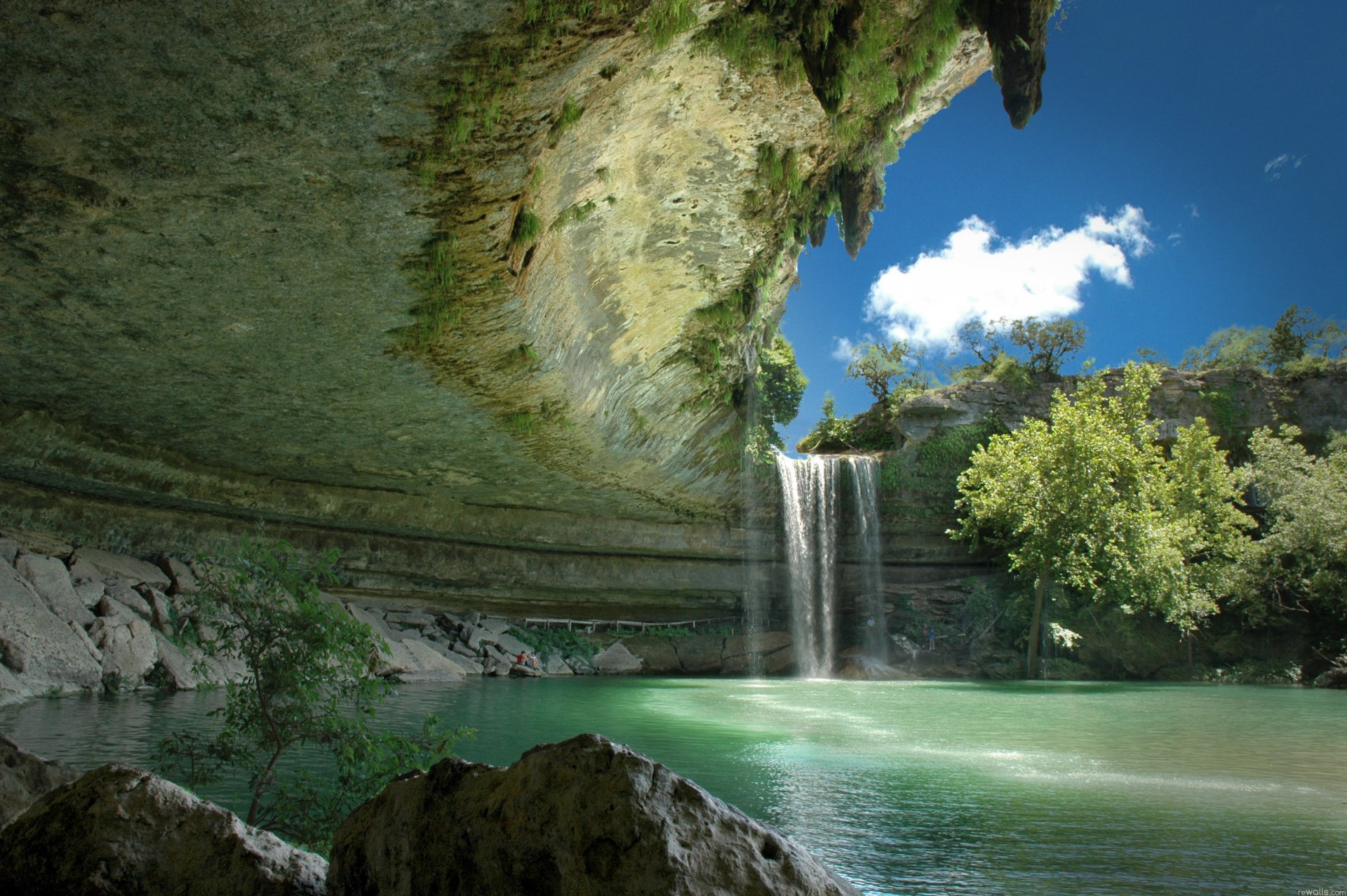 réserve naturelle de hamilton pool texas lac souterrain hamilton pool cascade eau arbres gorge ciel nuage