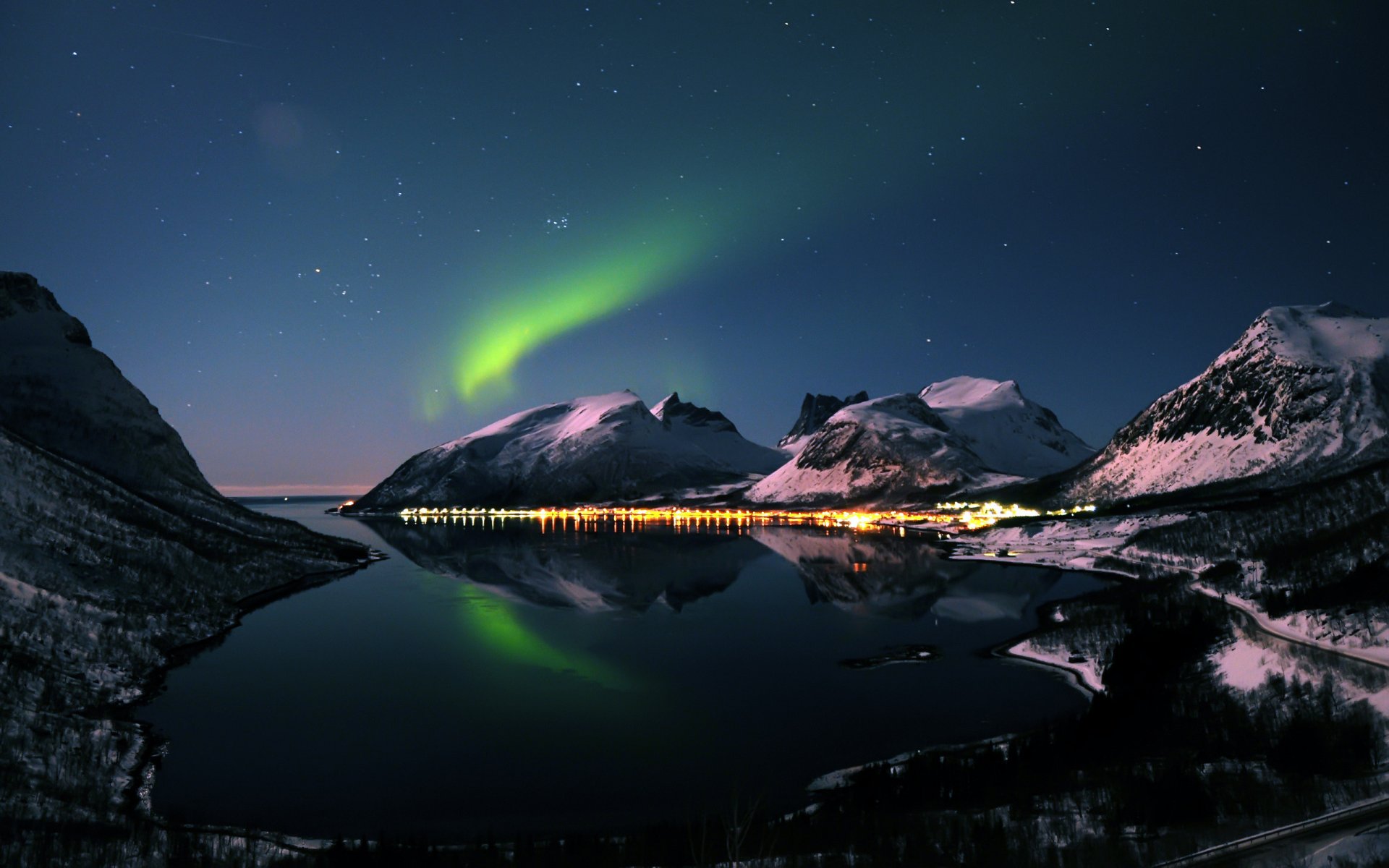 notte inverno montagne aurora boreale