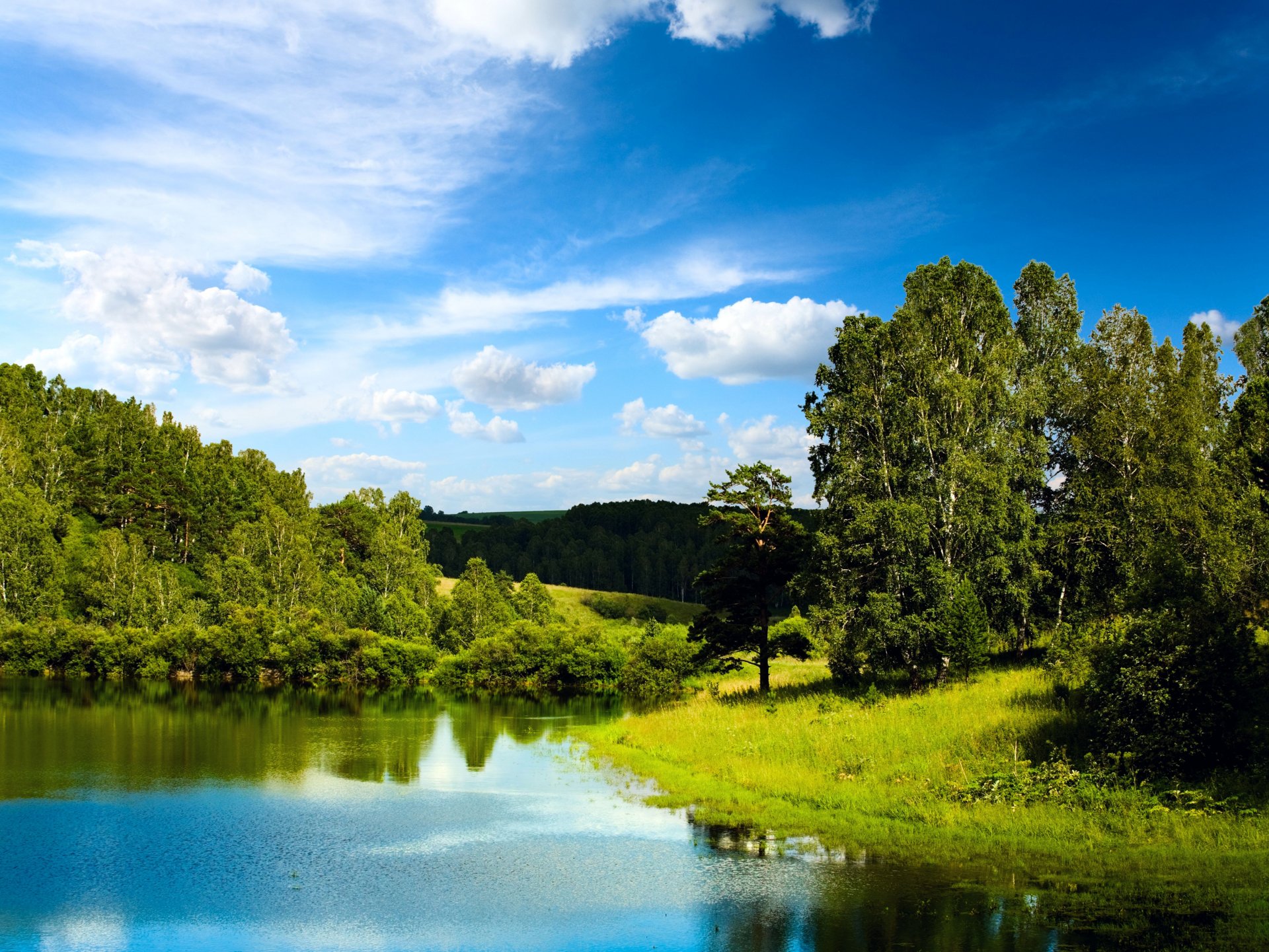 specchio del lago paesaggio cielo blu foresta alberi nuvole blu cielo lago acqua riflessione