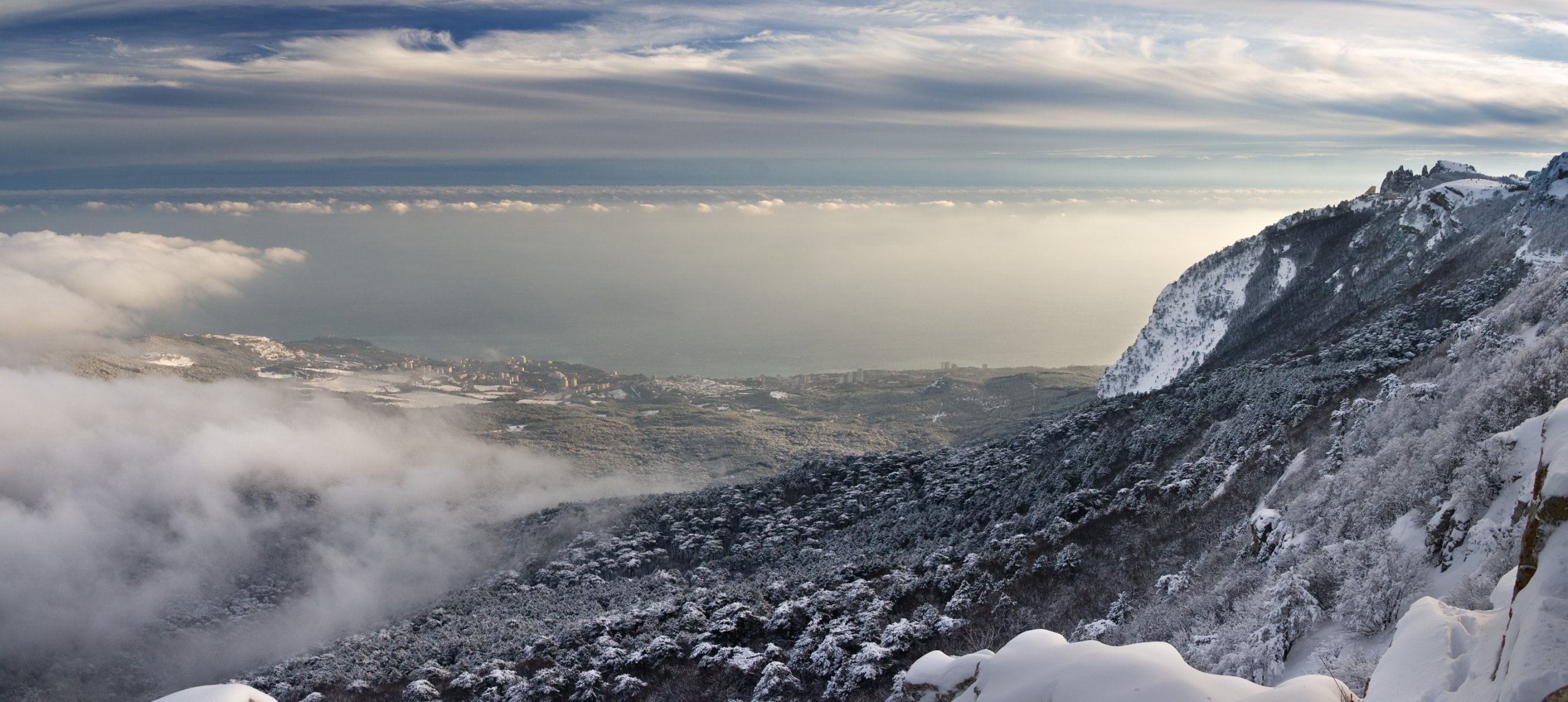 nature ukraine crimée montagnes montagne ai-petri altitude neige pente vallée ciel nuages paysage