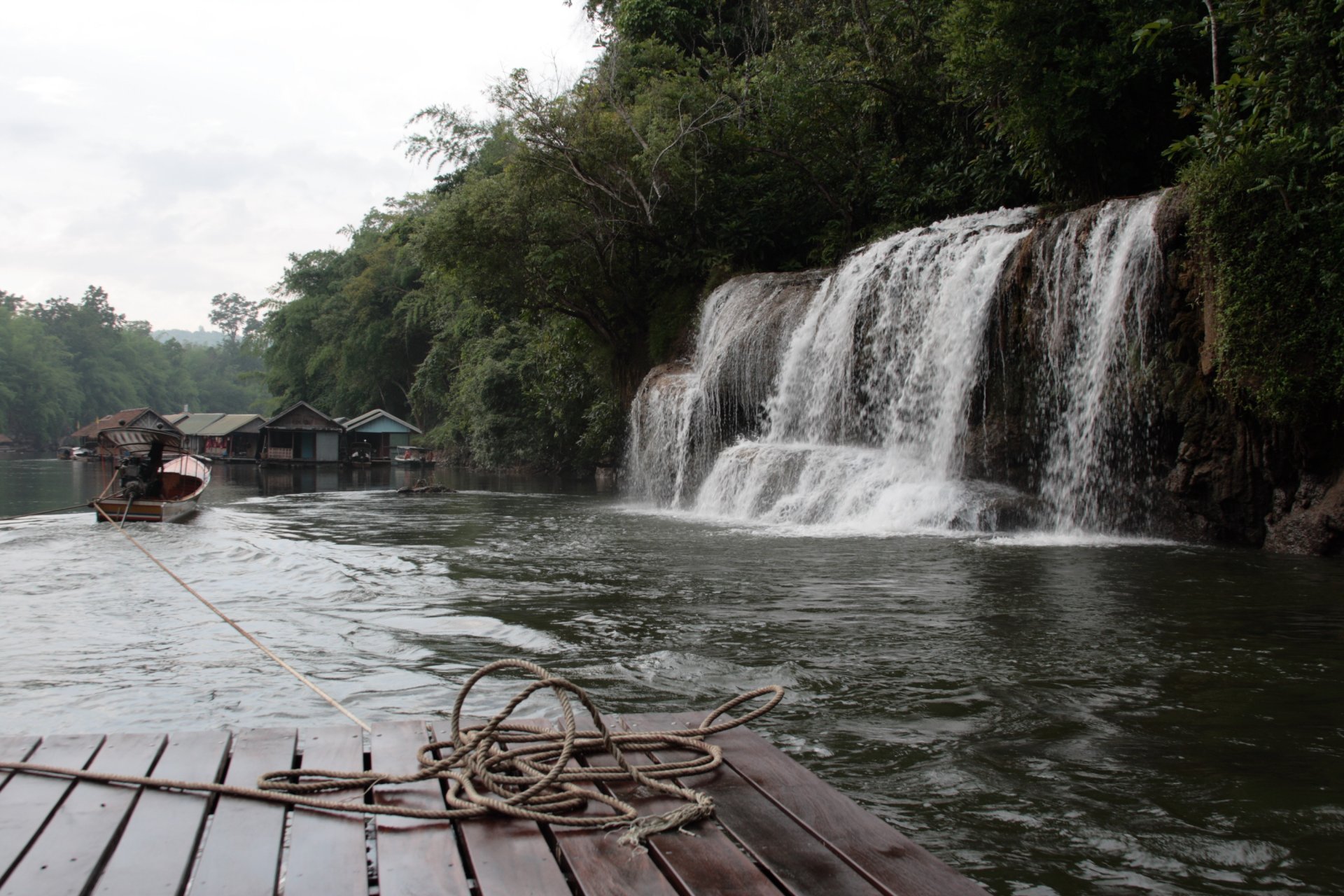 fluss floß boot wasserfall häuser wasser natur seil