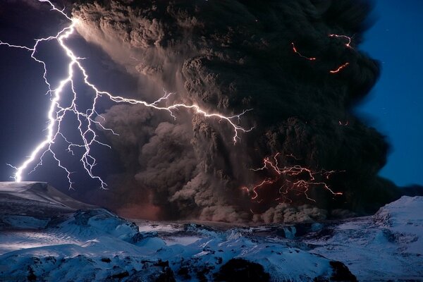 Naturelemente: Vulkanexplosion, Blitz mit Gewitter