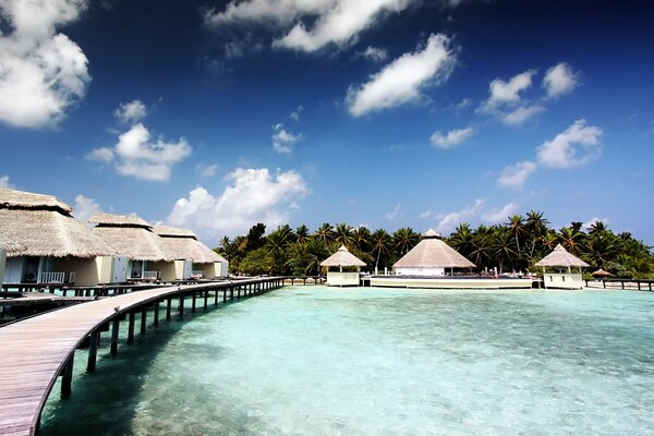 Hotel alle Maldive sotto il cielo sereno