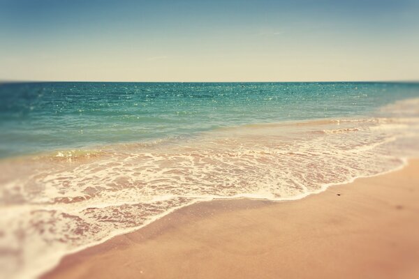 Onde del mare leggero su una spiaggia deserta