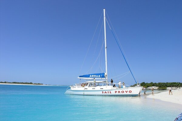 Oceano e yacht costa e Spiaggia