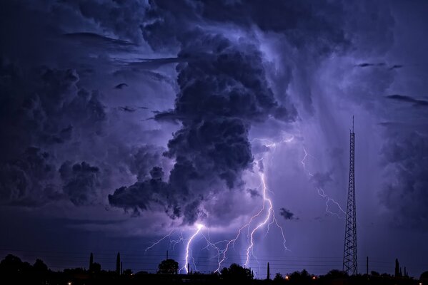 La force de la nature, la foudre dans le ciel