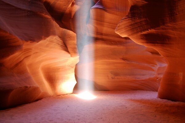 Canyon in una grotta con un raggio di luce