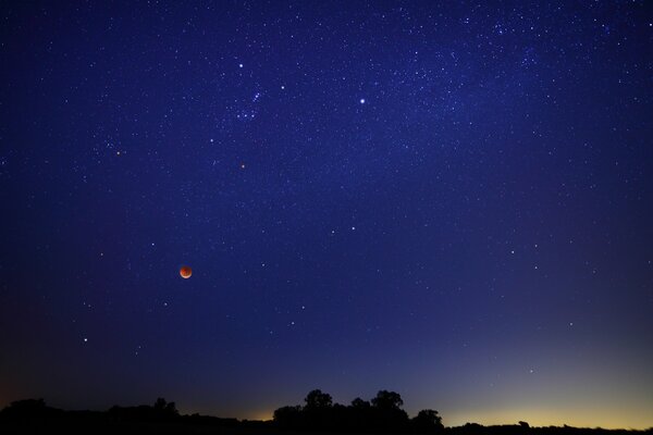 Blauer Nachthimmel mit Mond und Sternen