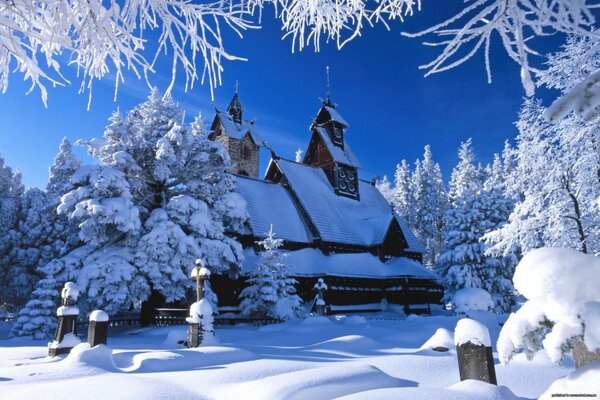 Winterlandschaft. Kirche und Bäume im Schnee