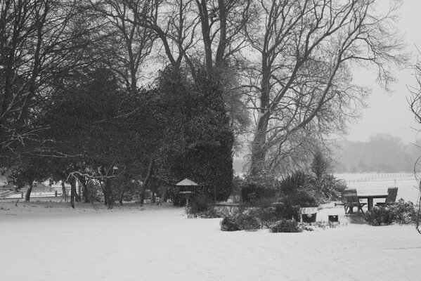 Schöne Winterlandschaft. Spielplatz mit Stühlen