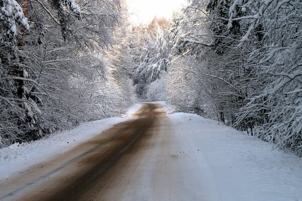 Die Straße ist an einem verschneiten Tag mit Sand bestreut