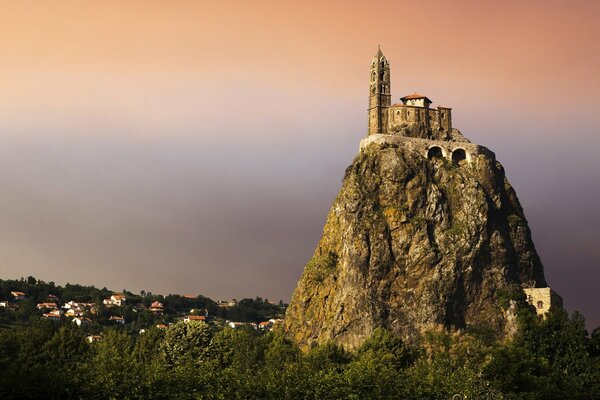 Construit un château au sommet d une montagne