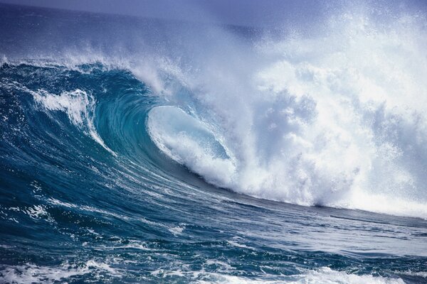 Un océano furioso. Olas con salpicaduras