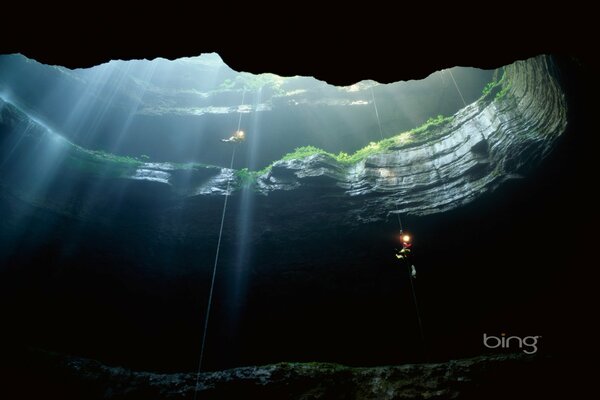 Grotta buio raggio di luce