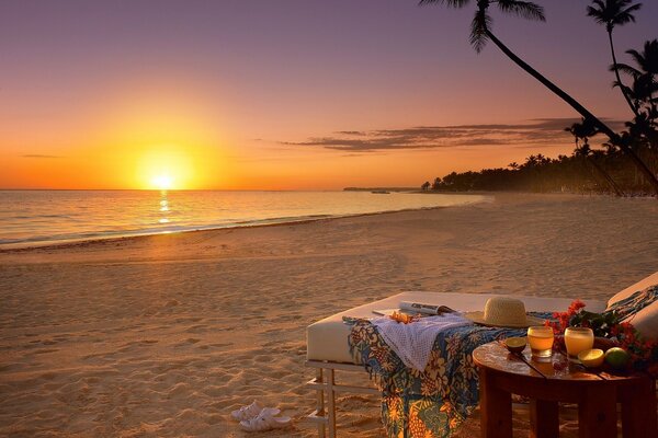 Abendessen bei Sonnenuntergang am Meer