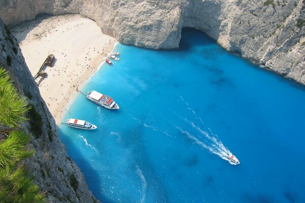 Baia con acqua azzurra. Yacht a vela e scogliere bianche