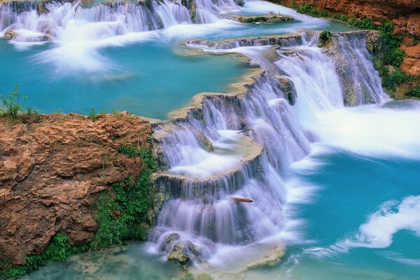 Cascate con camere e fiume