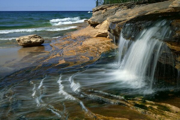 El agua fluye hacia el mar desde las montañas