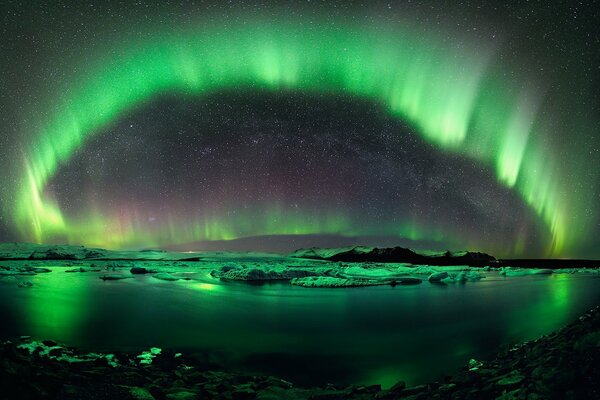 Les aurores boréales en Islande se reflètent dans le lac