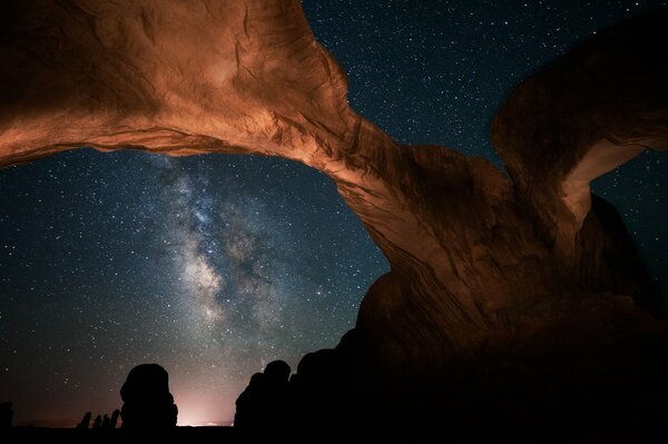 Montañas y cielo estrellado nocturno