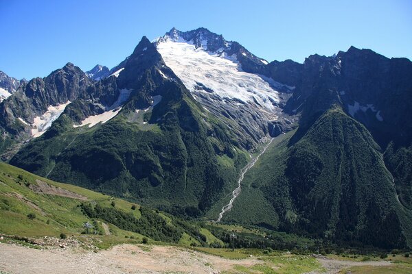 Berggipfel stellen sich im Schnee von der Seite