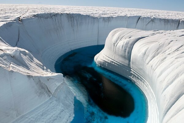 See in einer malerischen Eisschlucht