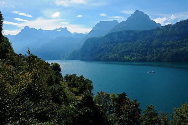 Navire sur la surface du lac de montagne