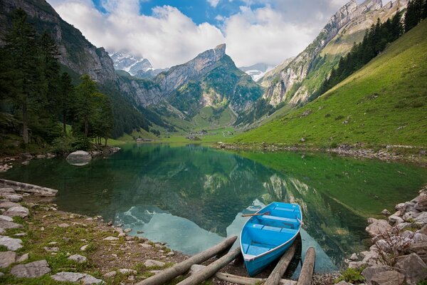 Lago cristalino en medio de las montañas