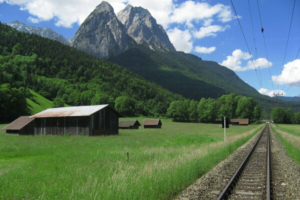 Chemin de fer près des montagnes